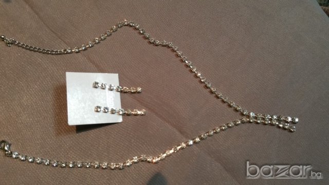 колие и обици с камъни 