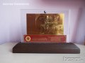 Подаръци 100 евро златни банкноти в стъклена поставка и масивно дърво + Сертификат, снимка 1