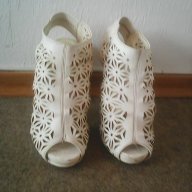 Продавам много красиви бели сандали с висок ток,39н,20лв., снимка 1 - Сандали - 17084153