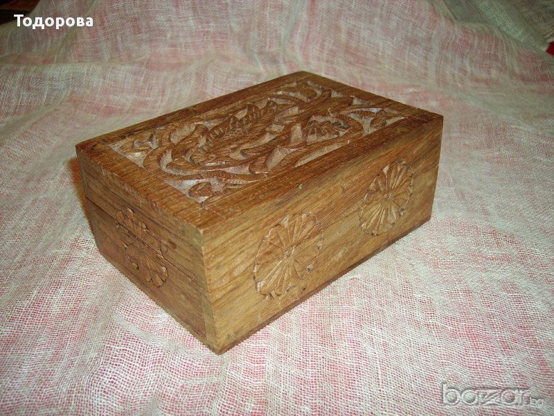 Продавам дървена резбована кутия за бижута от екзотична дървесина, снимка 1