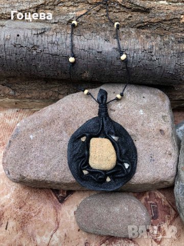 Викинг колие от естествен речен камък, естествена висококачествена черна кожа и мъниста от дърво. 