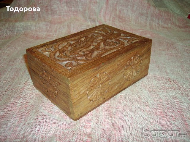 Продавам дървена резбована кутия за бижута от екзотична дървесина