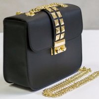 Естествена кожа, черна дамска чанта с метална декорация Giulia, снимка 1 - Чанти - 18832663