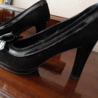 Продавам черни велурено-лачени обувки на ток, снимка 1 - Дамски обувки на ток - 10841969
