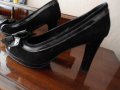Продавам черни велурено-лачени обувки на ток, снимка 1 - Дамски обувки на ток - 10841969