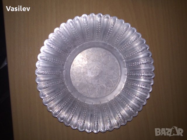 Декоративни чинии с релефни изображения от метал