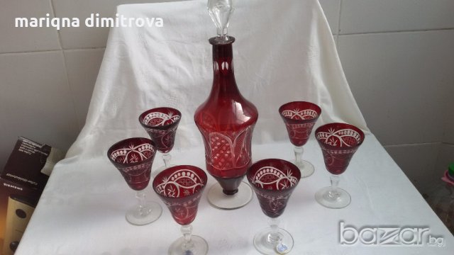 Кристални  чаши цветен червен кристал и гарафа , снимка 1 - Антикварни и старинни предмети - 17470279