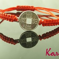 сребърна китайска монета за късмет в гривна червен конец, снимка 1 - Гривни - 25130629