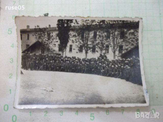 Снимка стара на военни пред казармата, снимка 1 - Други ценни предмети - 25491207