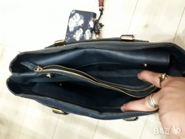 Тъмно синя кожена чанта с къси дръжки марка Parfois с малко кожено портмоне на цветя на дръжката , снимка 3 - Чанти - 23626534