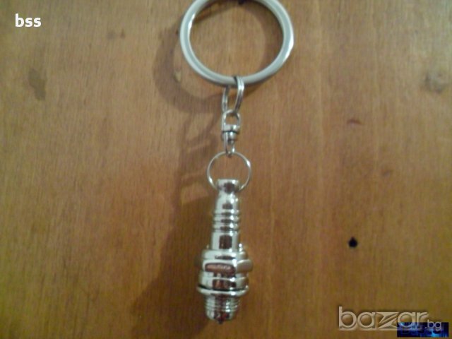 Метален ключодържател във формата на автомобилна свещ