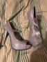 Сребристи обувки на ток, снимка 1 - Дамски обувки на ток - 24841919