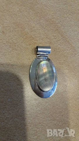 Сребърен медальон със седеф, снимка 1 - Колиета, медальони, синджири - 24346210