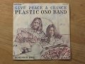 малка грамофонна плоча - Give Peace a chance  -  Plastic Ono Band изд.80те г., снимка 1 - Грамофонни плочи - 24945594