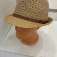 Дамска шапка, снимка 1 - Шапки - 24303693