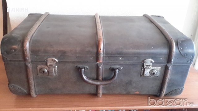 Старинен куфар със обков метал и дърво има забележки 