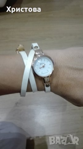 Часовник с камъчета и бяла каишка, усукваща се 2 пъти около китката, снимка 4 - Дамски - 23534331