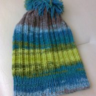 Ръчно плетена шапка с понпон , снимка 9 - Шапки - 13393243
