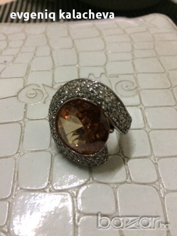 Сребърен пръстен със цирконии и оранжев камък