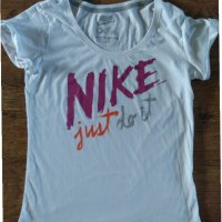 Nike - страхотна дамска тениска, снимка 1 - Тениски - 25414958