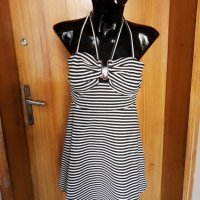 Къса разкроена еластична черно-бяла рокля на райе ХС, снимка 1 - Рокли - 25133307