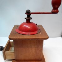 Стара ръчна дървена кафемелачка, снимка 4 - Антикварни и старинни предмети - 24473817