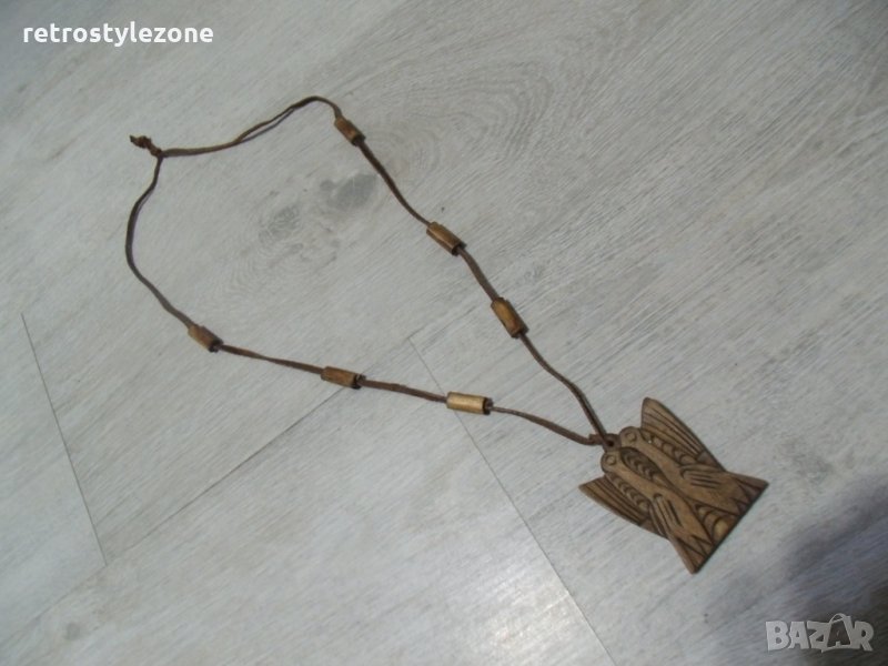 № 2424 стар дървен медальон / висулка .  - резбовани орнаменти   - размери 6,5 / 5 см , дължина коже, снимка 1