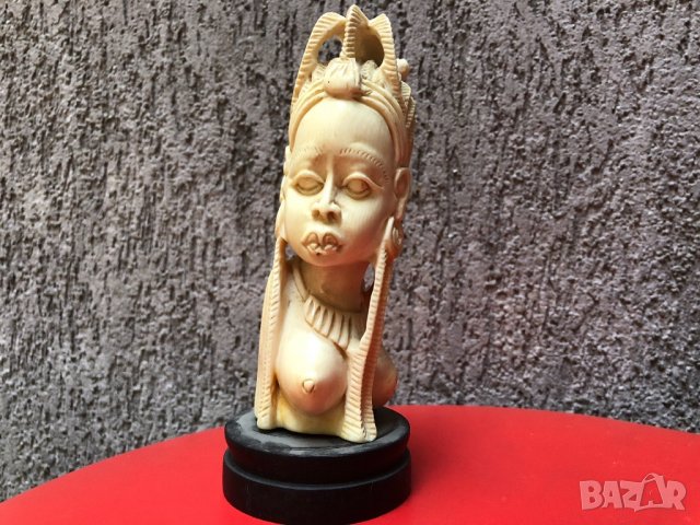 Слонова кост женски бюст