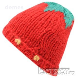 Детска шапка ягода  машинно плетиво, нова