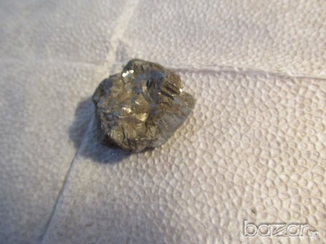 Красив минерал с божествени сребристи проблясъци -  за вашета колекция  , снимка 2 - Други - 15190314