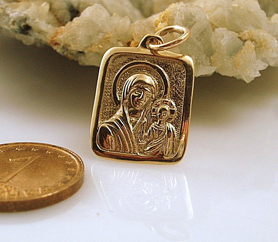 Златен медальон Богородица с Младенеца (малък) 1.21 грама в Колиета,  медальони, синджири в гр. Габрово - ID25128801 — Bazar.bg