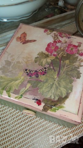 Кутия с декупаж"Пеперуди и цветя"