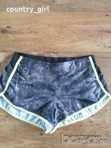 Reebok - страхотни дамски къси панталонки, снимка 2 - Къси панталони и бермуди - 18428787