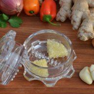 Garlik twister- въртяща се преса за смилане на чесън, маслини и подправки, снимка 3 - Други - 16754377