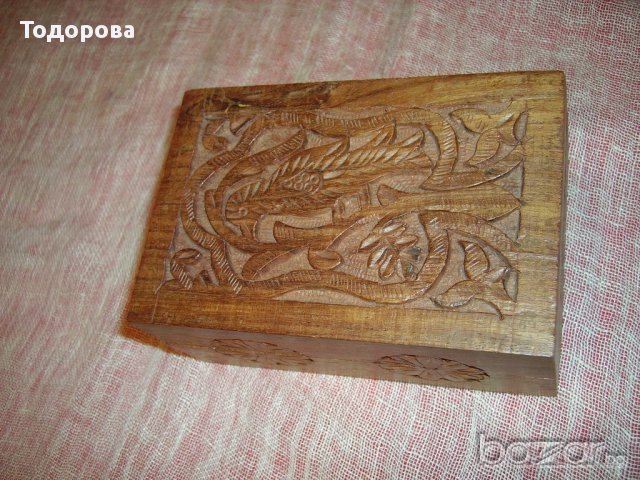 Продавам дървена резбована кутия за бижута от екзотична дървесина, снимка 3 - Антикварни и старинни предмети - 13741024
