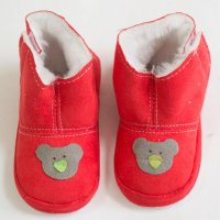 Червени бебешки домашни ботушки с пух марка Lafel, снимка 1 - Бебешки боти и ботуши - 22356556
