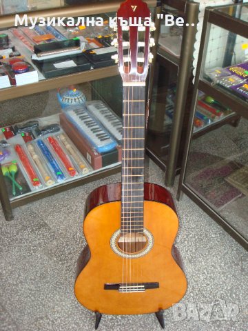Класическа китара Valencia VC104 NAT, Размер 4/4, снимка 1 - Китари - 24706897