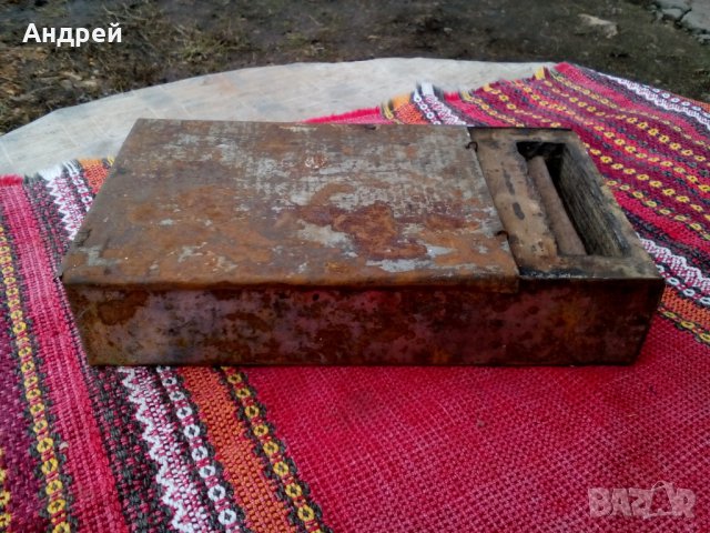 Старинна пчеларска хранилка