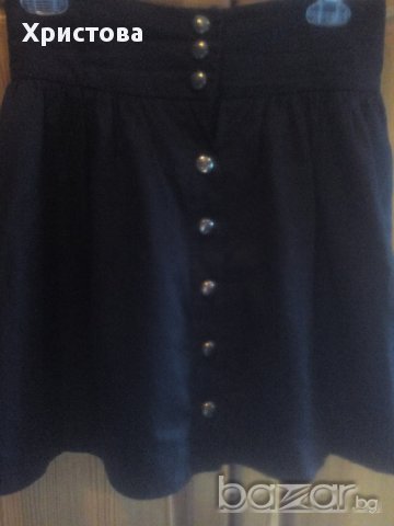 Модерна черна къса пола с набор.