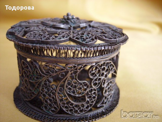 Филигранна сребърна старинна кутийка за бижута.