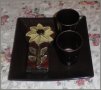 Тъмен шоколад-лот керамична  чиния +керамично цвете  +две стъклени чаши