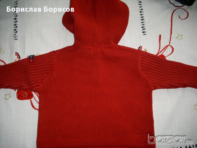Червен пуловер с качулка, снимка 5 - Жилетки и елечета за бебе - 17352889