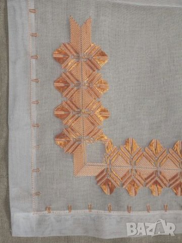 Продавам бродирана покривка, снимка 5 - Декорация за дома - 25869684