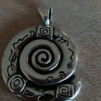 Сребърен медальон спирала със символи, снимка 1 - Колиета, медальони, синджири - 21653826