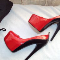 Дамски лачени червено-черни обувки с ток , снимка 1 - Дамски ежедневни обувки - 12764628