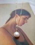 Нежна висулка с естествена бяла перла в обков и синжжир с позлата 14 к., снимка 1 - Колиета, медальони, синджири - 25403003