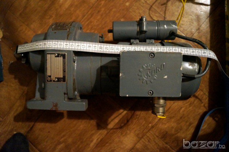 двигател с редуктор за чеверме.отваряне на врати и др. Работи на трифазен и монофазен ток реверсивен, снимка 1