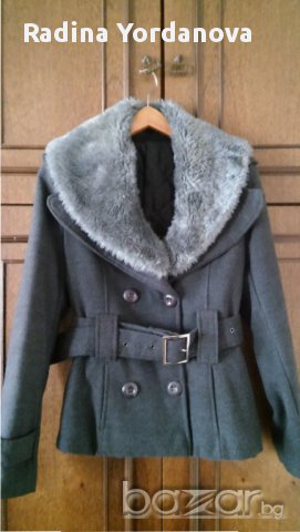 Палтенце в сив цвят със сваляща се яка.Made in ITALY