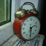 Старинен червен будилник, снимка 1 - Антикварни и старинни предмети - 12203514