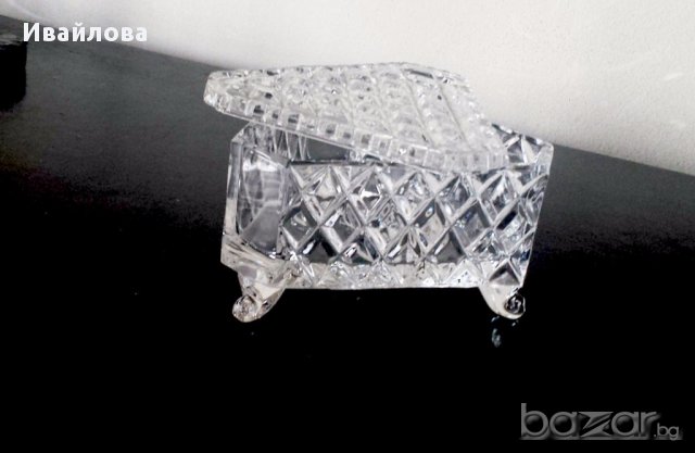 Кристална триъгълна бонбониера